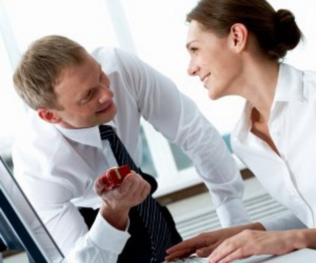 Müşteriler ya da arkadaşlarınızla farklı düşünmekten korkmayın: Herkesle aynı düşünmek zorunda değilsinizdir. Farklı düşünceleriniz noktasında iş arkadaşlarınızla ya da müşterilerle tartışabilirsiniz de. Tartışma, çelişme ya da farklı düşüncelere sahip olma noktasında kendinizi cesaretlendirin. Profesyonel olduktan sonra, işyerinde tartışmak size her zaman zarar vermeyebilir, hatta iyi değerlendirdiğiniz takdirde olumlu sonuçlar da doğurabilir. Unutmayın, iki kişinin tartışıyor olması, birbirlerini sevmiyor oldukları anlamına gelmez.