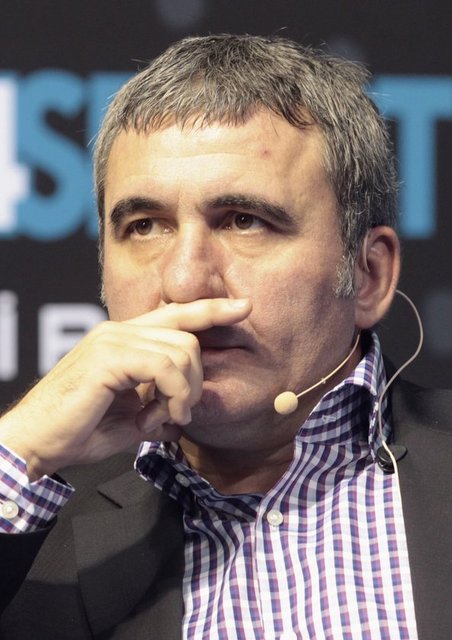 Farklılığını karşısındaki kişiye hissettirmek onun için zor olsa da, onlar garip bir şekilde Kova'nın etkisinde kalırlar.