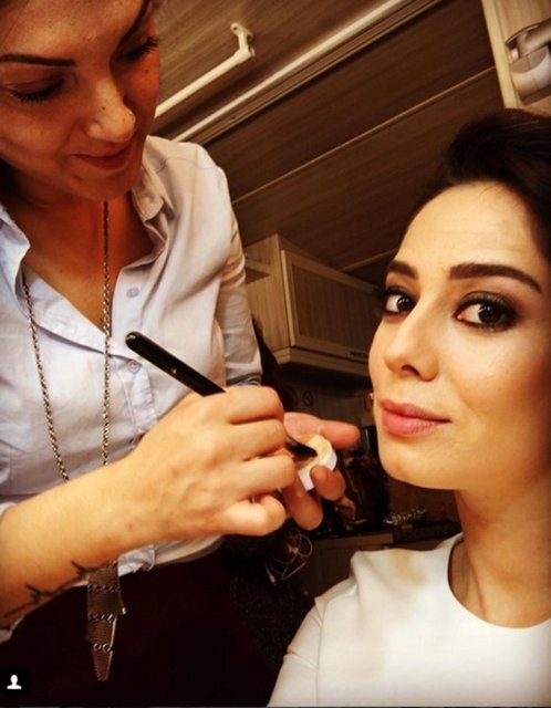 Makyajsız görüntü vermek istemeyen Sıla, şoförünü arayarak aracı kapının önüne kadar getirmesini istedi.