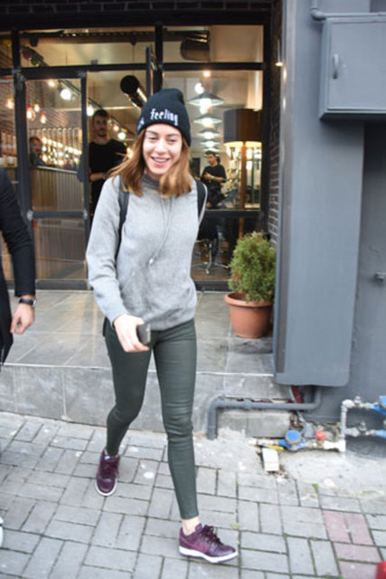 Makyajsız olduğu görülen şarkıcı, muhabirlere "Yakından çekmeyin, makyajsızım kameralarınızı kafanızda kırarım" diye espri yaptı.