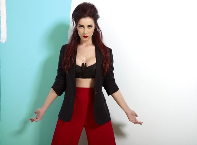 HABERTÜRK MAGAZİNGülşen önceki akşam Nişantaşı'nda bir modaevinden çıkarken objektiflere takıldı.