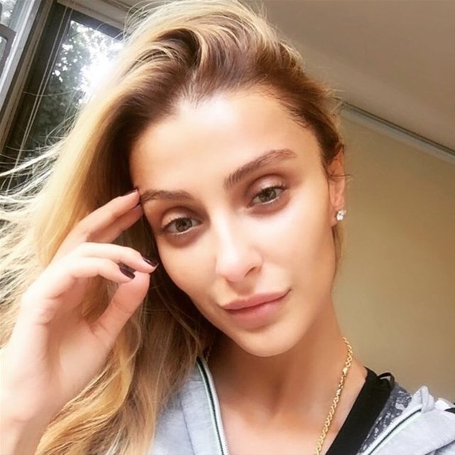 Makyajsız haliyle görüntülenen sanatçı muhabirleri fark edince hemen görevliyi çağırıp makyaj yaptırdı.Poşetler dolusu alışveriş yapan Diva çıkışta tatilde mayolu poz verip vermeyeceği sorulunca...