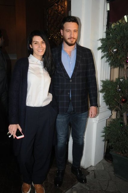 Bir GSM mağazasından fatura işlerini halleden Sevi, makyajsız ve bitkin haliyle dikkat çekti.