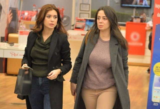 Şarkıcı Sıla, önceki gün Arnavutköy'deydi. Ünlü yıldız, kadın arkadaşıyla iki saate yakın kahvaltı yaptı.