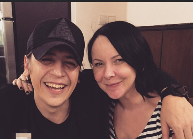 Şikel fotoğrafının altına şu notu düştü; "Buyrun bu makyajsız hiçbişeysiz ben. Çalışan, hayatın akışına uyumlu herşeyin fazlasıyla farkında bir kadın...Fotoğrafı görüp oh be makyajsız çirkinmiş zaten deyip rahatlayan?