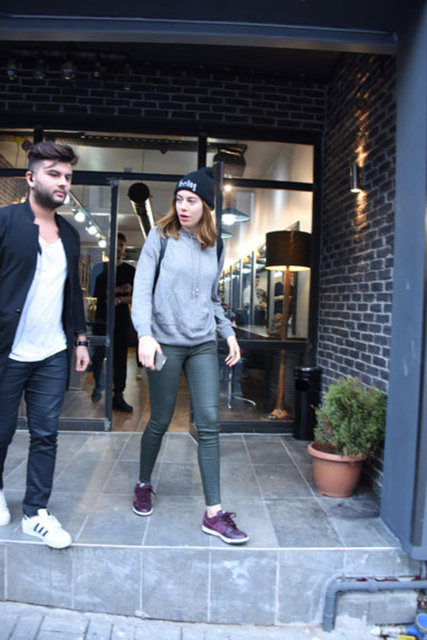 Nuri ALTUNTAŞ / HABERTÜRK MAGAZİNMüzisyen Yıldız Tilbe, Karaköy'de görüntülendi. Bir arkadaşını ziyarete geldiğini söyleyen Tilbe, keyifli haliyle dikkat çekti.