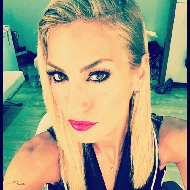 SİBEL CAN DA MAKYAJSIZ GÖRÜNTÜLENMİŞTİ  Sibel Can geçtiğimiz günlerde Etiler'de bir solaryum merkezi çıkışı gazetecileri karşısında bulunca nereye kaçacağını şaşırmıştı.