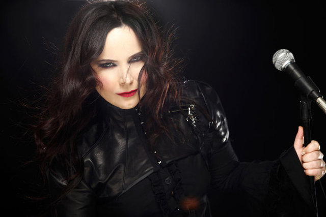 Güzel sunucu Şikel'in makyajın önemsizliğini vurgulamaya çalıştığı fotoğrafı binlerce beğeni almıştı.