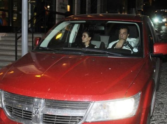 Makyajsız ve doğal haliyle de gayet güzel görünen Ulusoy takipçilerinden tam not aldı.