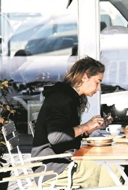 Elçin Sangu oyunculuğunun yanı sıra güzelliğiyle de adından söz ettiriyor.