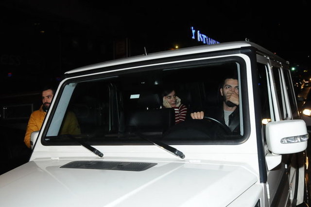 Sangu'nun takipçileri, ünlü yıldızı iltifat yağmuruna tuttu.