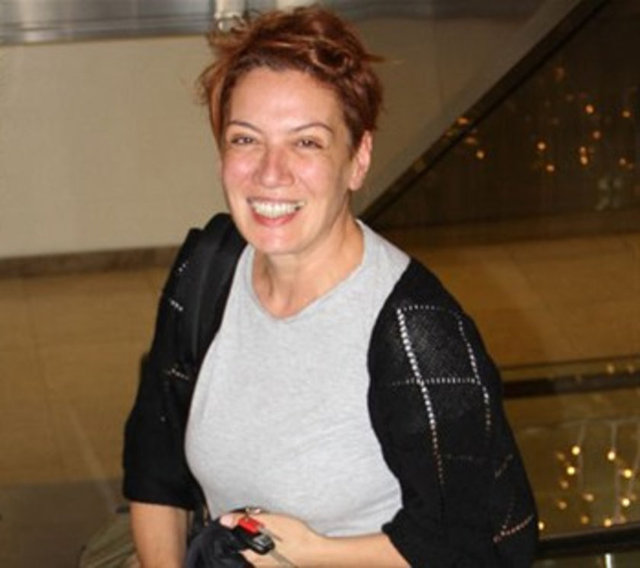 Yüzünde sıfır makyaj olan şarkıcıyı görenler tanımakta güçlük çekmişti. Makyajsız fotoğrafları çekilen Müftüoğlu'nun morali bozulmuş ve hızla mekandan ayrılmıştı.