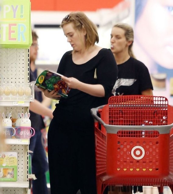 Alışveriş arabasıyla markette dolaşırken pek çok kişinin tanımadığı ünlü şarkıcı , salaş kıyafetiyle de halktan biri olduğunu ortaya koydu.