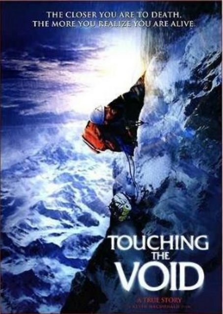 Touching the Void - Boşluğa Dokunmak, 1985 yılında iki genç ingiliz dağcının daha önce hiç kimsenin tırmanmayı başaramadığı Peru'daki Siula Grande zirvesine tırmanmaya çalışırken başlarına gelen akıl almaz kazanın gerçek hikayesini anlatıyor.İyi başlayan tırmanış gitgide bir kabusa dönüşüyor ve bu noktada dağcılardan biri yıllarca tartışılacak bir karar veriyor.