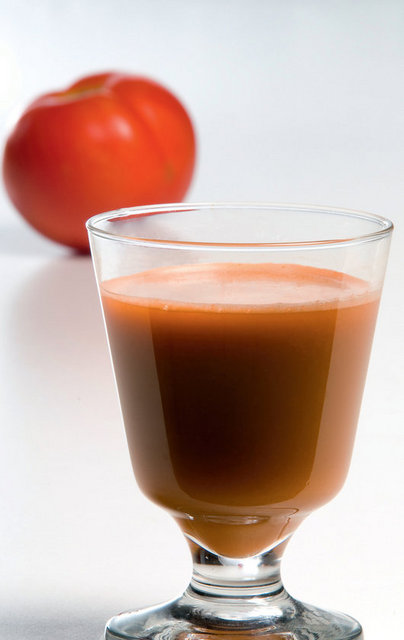 GAZPACHO KARIŞIMI-(1 kişilik) - • 1/4 küçük beyaz soğan - • 1 adet orta boy domates - • 1 adet salatalık - • Yarım çay kaşığı tuz - • Yarım acı arnavutbiberi - (İsteğe göre fazlalaştırılabilir) - • 1 adet küçük kırmızı veya turuncu - California biberi - • 1/8 avokado - Kabuğu soyulmuş, çekirdekli salatalığı dilimleyin. Avokadoyu eklemeden tüm malzemeleri blender'de çekip süzgeçten geçirin. Avokadoyu ekledikten sonra tekrar blender'de çekin. (Gazpacho'yu süzgeçten geçirip içine küp buz atabilirsiniz.) Gazpacho'yu servis yapacağınız bardağa alıp hemen servis yapın.