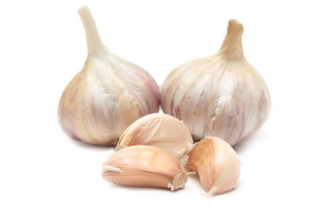 Mantarın pişirilmesi sırasında tencerenin içine soğan veya sarımsak konulduğu zaman kaynatma suyunun rengi değişirse mantarın zehirlidir.