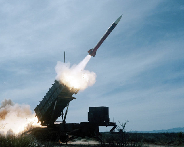 Kimyasal serpinti tehlikesi var mı?  - Patriot sistemi, düşman füzelerini hedefe doğru dalışa geçtiğinde (1-25 km irtifada) vuruyor. Atmosfer dışında önleme yapamadığından, eğer düşman füzesi üzerine kimyasal harp başlığı takılmışsa kimyasal serpinti tehlikesi bulunuyor. Geliştirilen Patriot sistemlerinin düşman füzesinin doğrudan harp başlığını vurması nedeniyle, kimyasal serpinti riskinin de çok düşük olduğu iddia ediliyor. İzmir'de yeni faaliyete geçen NATO Müttefik Kara Kuvvetleri Frederick Ben Hodges "Patriot, böyle bir füzeyi vurduğunda kimyasal başlık neredeyse tamamen etkisiz hale getirilir ve sadece küçük bir tehdit oluşturur" dedi.