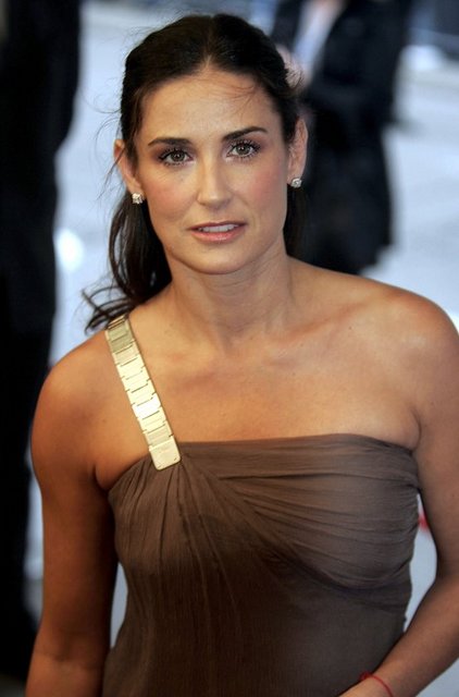 1996'da People dergisi tarafından dünyadaki en güzel 50 kişiden biri seçilen Demi Moore, Bruce Willis ile evlendi.