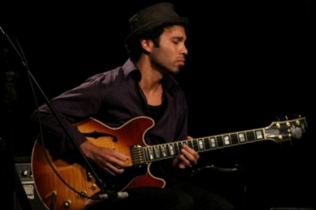 8 Aralık Cumartesi, Beyoğlu Alt'ta; saat 23.00'te, Bilal Karaman-Gipsy Swing Band feat Elif Çağlar, 10 Aralık Pazartesi ise Natalia Mann. Giriş: 28, 23 TL. Tel: (212 244 85 67) -