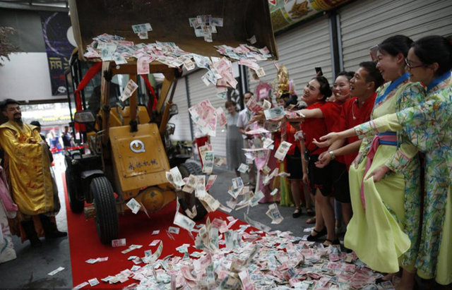 Doğu Çin'de bulunan Zhejiang kentindeki Hangzhou Tema Parkı'nda inanılmaz bir bahşiş olayı yaşandı.  -