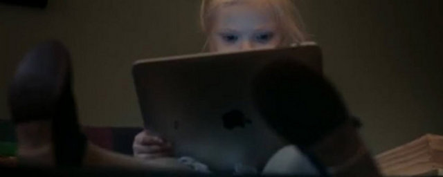 Küçük kızların tabletlerle büyülenmesi normal mi?