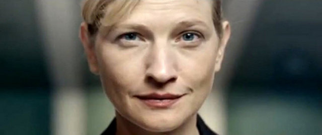 Duygusuz bir gülümseme 'Bana yardım edin, perişanım' demiyor mu?