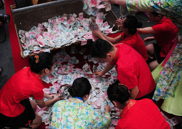 Turistler tarafından vazgeçilmez olarak bilinen bu bölgede çalışanlara bahşiş forkliftle dağıtıldı.  -