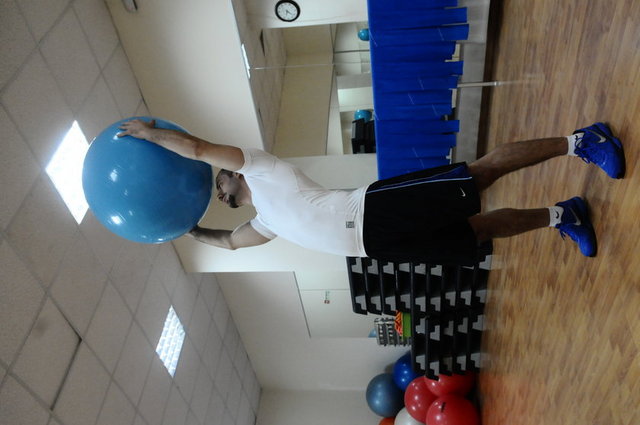 7-Pilates topunu ellerimizle tutarak arkaya doğru esniyoruz bu esneme ile hem karın kaslarımız  hemde bel kaslarımızı çalıştırıyoruz.