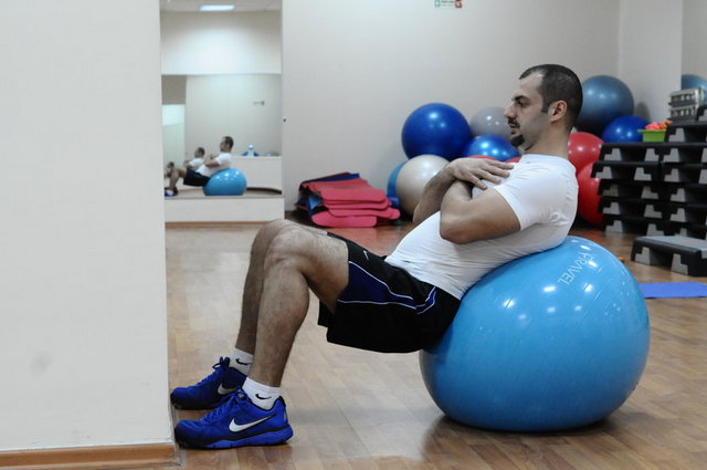 1-Ayaklarımızı duvara dayayarak pilates topunun üzerine uzanıp kalçamızı aşağıya doğru indirip nefes vererek göğüsümüzü yukarı itiyoruz.  -  -