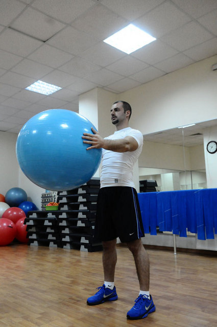7-Pilates topunu ellerimizle tutarak arkaya doğru esniyoruz bu esneme ile hem karın kaslarımız hem de bel kaslarımızı çalıştırıyoruz.