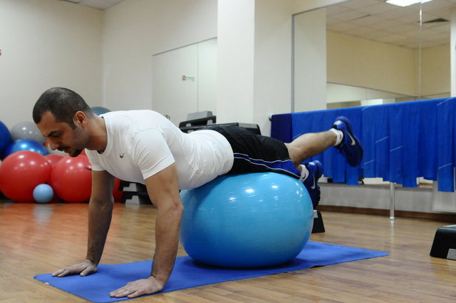 6-Pilates topunun üzerine uzanıp ellerimizi yere 90 derece dik acıyla durarak bacağımızı yukarı doğru iterek hem arka bacak hemde kalçamızı sıkılaştırıyoruz.
