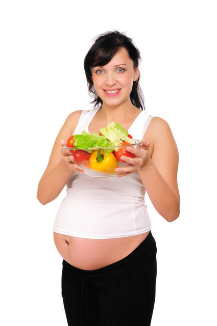 Hamilelik döneminde vücudunuzun yeteri kadar vitamin aldığına emin olun. Mineral ve lif yönünden zengin olan meyve ve sebzeleri bolca tüketmeye özen gösterin.