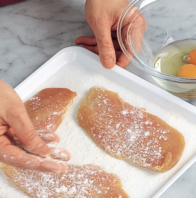 3. Et ve balık çoğu zaman pane harcına bulanarak pişirilir. En iyi pane harcı için eti veya balığı ilk önce una sonra çırpılmış yumurtaya bulayın.