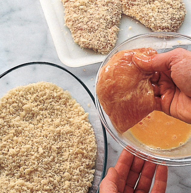 4. Eti tuz eklemeden çırpılmış yumurtaya bulayın. Tuz nemi emeceğinden pişirme sırasında pane harcının dağılmasına sebep olabilir.