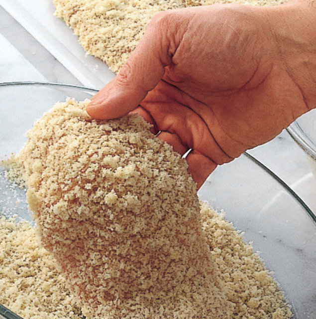 5. Eti pane harcına iyice bulayın. Çoğu zaman pane işlemi ilk önce una daha sonra yumurtaya bulamak üzere iki kez uygulanır. Ancak bu yöntemle pane harcı eti kalınlaştırır.