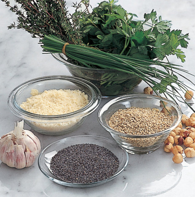 8. Pane harcına rendelenmiş parmesan peyniri, taze baharatlar ve fındık gibi malzemeler ekleyip tadını zenginleştirebilirsiniz.