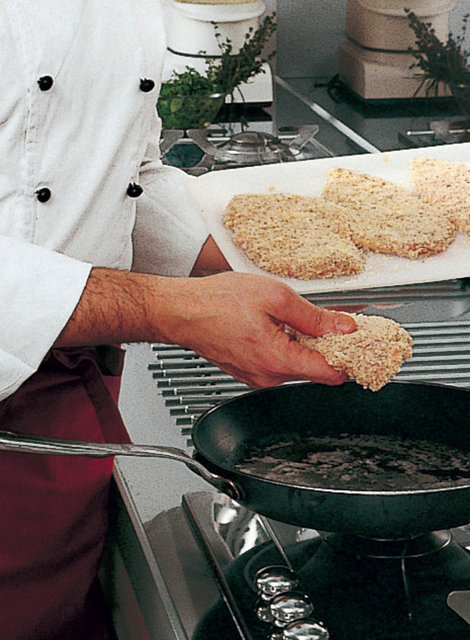 7. Pane harcına bulanmış eti tavada zeytinyağı veya tereyağı ile kızartın. Zeytinyağı etin yüksekliğinin yarısına kadar gelmelidir ve her kızartma işleminden sonra yağ yenilenmelidir.