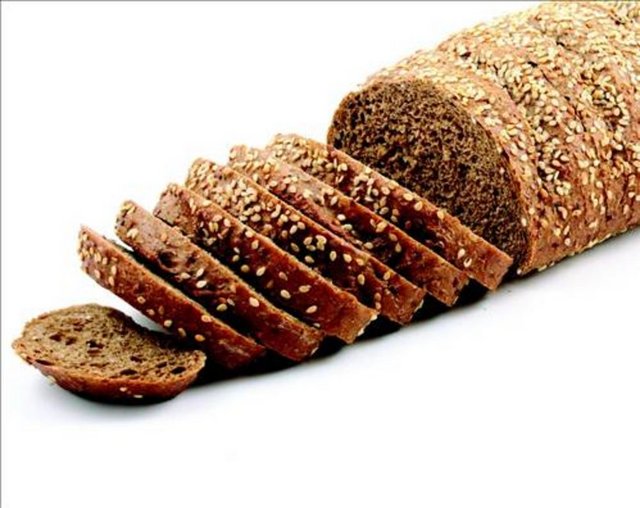 TAM TAHILLI EKMEK- - Vücudumuz enerji üretmek için karbonhidrata ihtiyaç duyar - ama karbonhidratın fazlası da mide ve bağırsak bozukluklarına, - şişmanlığa, kalsiyum yetersizliğine, iştahsızlığa neden olur. Tam - tahıllı ekmek, bağışıklık sistemini destekleyen temel mineral - olan selenyum kaynağıdır ve bu besin vücudumuzdaki serbest - radikallerle savaşır.