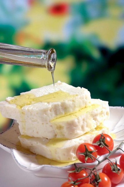 PEYNİR- - Hücresel fonksiyonlarda önemli rol oynayan çinko saç, göz, cilt - sağlığında, kavramsal ve duyusal fonksiyonların iyi çalışmasında - da etkilidir. Vücudumuz çinkoyu kendi başına yeterli miktarda - üretemediğinden bunu besinlerle günlük olarak sağlamamız - gerekir. Canınız çılgınca cips atıştırmak istediğinde çinko, kalsiyum, - protein gibi pek çok minerali bir arada bulunduran peynirlerden - atıştırarak hem sıkıntınızı giderebilir hem de çinko açığınızı - kapatabilirsiniz.