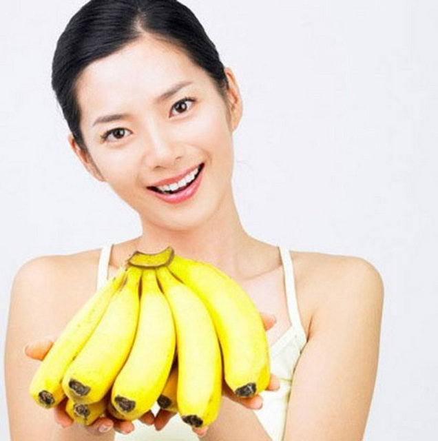 MUZ- - En sağlıklı meyvelerden biri olan muz, potasyum ve B vitamini - kaynağıdır. B vitamini vücudumuzun enerji üretmesini sağlar ve - sağlıklı bir sinir sistemi için çok önemlidir. Aynı zamanda cilt bakımı, - saç ve tırnakların sağlıklı uzaması için önerilen B vitaminiyle ilgili - yapılan araştırmalar, bu vitaminin alınmasının stres, gerginlik ve - depresyona iyi geldiğini ortaya çıkarmış.