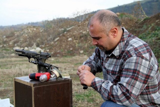 uzaktan küreye dokunarak silahın ateş etmesini sağladı. -