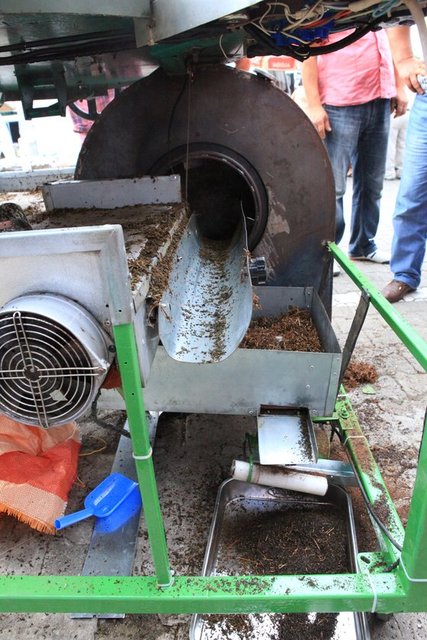 Rize'de, ürünü özel sektöre ucuz fiyata sattıkları için arayışa giren baba ile oğlu, adeta fabrika gibi çalışan ve yaş çayı kuru çaya dönüştüren makine yaptı.Mustafa Türker,babası Burhan Türker ile birlikte bu makineyi yaptı.