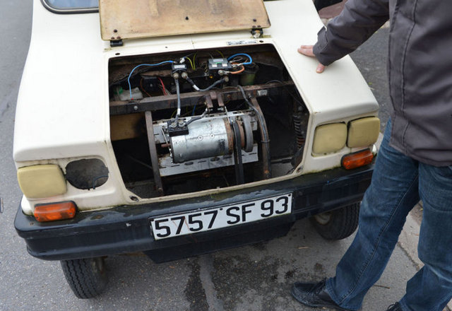 Türk mucit Fransızları şaşkına çevirdi Fransa'nın başkenti Paris'te yaşayan Bahri Cesur'un çamaşır makinesi motoru, elektrik süpürgesi ünitesi ve akü bağlayarak yaptığı araç, görenleri şaşkına çeviriyor.