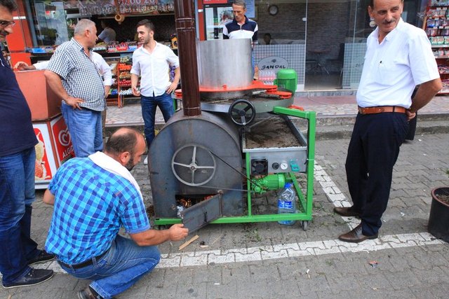 Türker, yaşadıkları maddi kaybın önüne geçmek ve kendilerini özel sektör fabrikalarına mahkum hissetmemek için arayışa girdiğini anlatarak bu nedenle böyle bir makine icad ettiklerini anlattı.
