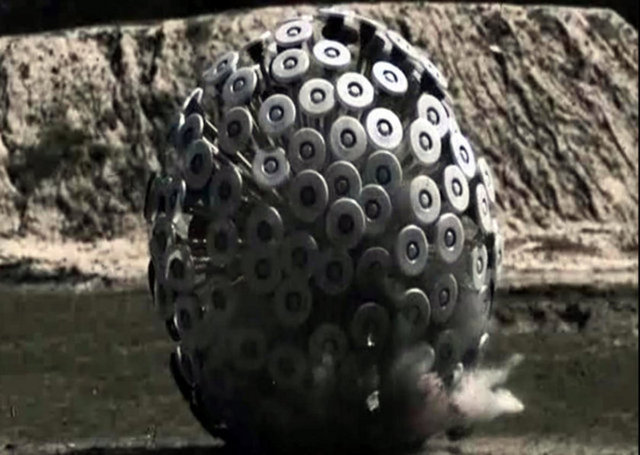 MAYINLARA KARŞI GELEN İCAT - Her yıl binlerce kişinin ölümü veya sakat kalmasına neden olan kara mayınlarına karşı Afgan kökenli Hollanda'da yaşayan Mesut Hassani'nin geliştirdiği, rüzgar enerjisi ile hareket edebilen bu yuvarlak cisim ile...