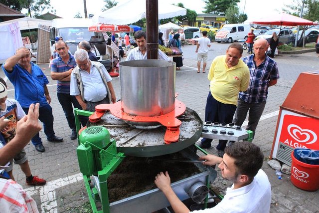 Makinenin bir çok parçasını sanayi sitesinden temin ettiklerini kaydeden Türker, makinenin adını 'Çay-Para' koyduklarını ifade etti.