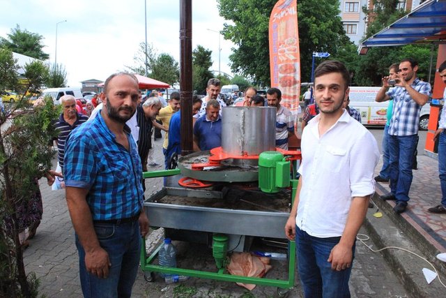 Mustafa Türker; Babam Burhan Türker ile İstanbul'daki evimizin garajında 2 yıllık çalışma yürüttük. Bu sürede arabamı satarak araştırmalara harcadım. Makine için yaklaşık araştırma çalışmaları da dahil 200 bin lira harcama yaptık" dedi.