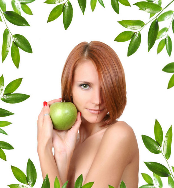 Orta boy bir elmanın kalın soyulmuş kabuğu