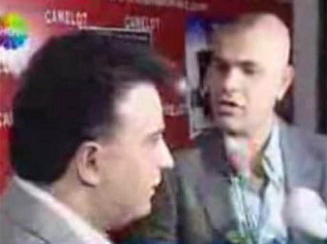 Türkiye'nin gündemini işgal eden ve çok konuşulan olaylardan biri de; 'Çikita Muz' ve 'Nane Nane' gibi ilginç sözleri olan şarkılar seslendiren Ajdar'la, fantezi müzik şarkıcısı Alihan arasında yaşanan kavgaydı. 2007 yılında, bir karaoke barda meydana gelen olayda, Ajdar; söylediği sözlere sinirlenen Alihan'dan dayak yemişti.