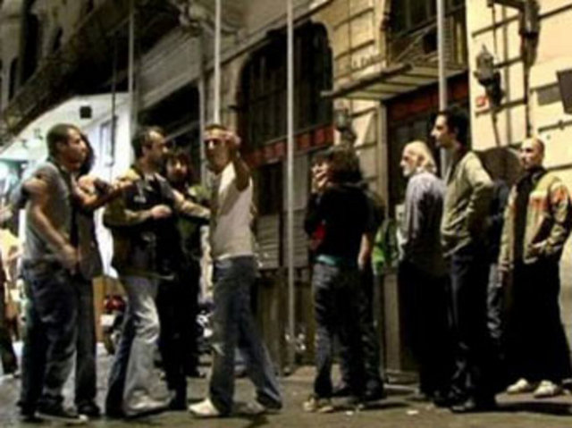 'Bir İstanbul Masalı'nda, Zekeriya rolüyle beğeni toplayan oyuncu Emre Karayel de geçen mayıs ayında bir kavgayla anıldı. Bir grup gençle tekme tokat kavga ederken görüntülenen oyuncu olaydan sonra, "Çok alkollüydüler, o kafayla beni ayıklayacaklardı" dedi.